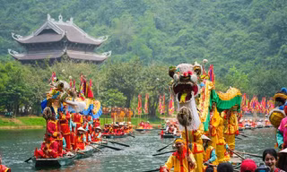Hàng vạn du khách nô nức trảy hội Tràng An