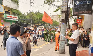 Hàng trăm người hiếu kỳ xem cưỡng chế 3 căn nhà được bán với giá 100 triệu đồng/căn 
