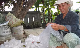 Mệ Đối nhặt rác, giúp người