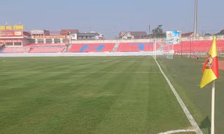 Sân Hà Tĩnh đẹp hơn sau khi được cải tạo, sửa chữa (ảnh M.N)