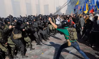 Người biểu tình và cảnh sát Ukraine đụng độ bên ngoài tòa nhà Quốc hội.