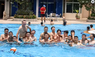 Giây phút bơi lội giải toả căng thẳng của thầy trò HLV Philippe Troussier (ảnh Anh Đoàn)