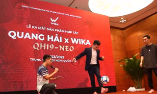 Quang Hải biểu diễn tâng bóng ở lễ ra mắt thương hiệu giày mang thương hiệu của mình tại Hà Nội. (ảnh Phong Nguyễn)