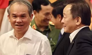 Cùng là bóng đá nhiều năm nhưng hiếm khi thấy bầu Hiển và bầu Đức tươi cười với nhau. 