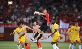 Trọng tài mắc sai sót ở trận đấu giữa CAHN và SLNA, vòng 9 V-League 2023. (ảnh Anh Tú)