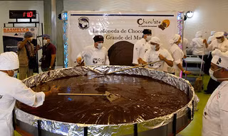 Đồng xu chocolate nặng 1 tấn lập kỷ lục thế giới Guiness