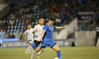 Quảng Ninh (áo xanh) trở lại với bóng đá chuyên nghiệp sau 5 năm đội V-League giải thể (ảnh Văn Hải)