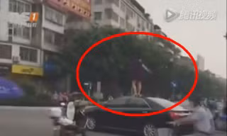 Cô gái trèo lên nóc ô tô nhảy múa gây náo loạn ngã ba