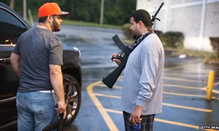 Người dân Missouri phải mang súng khi ra đường