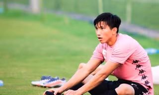 Văn Hậu trở lại hàng phòng ngự CLB Hà Nội sau chấn thương. 