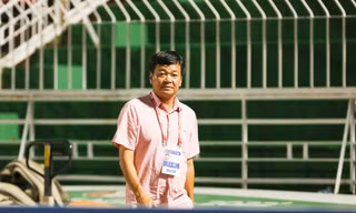 Từ CĐV lên làm Chủ tịch một đội bóng, ông Văn Trần Hoàn là "ca độc" của bóng đá Việt Nam. 