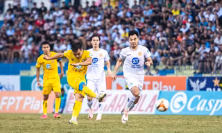 Cuộc đối đầu giữa Thép Xanh Nam Định và Đông Á Thanh Hoá hứa hẹn sẽ gay cấn và nhiều bất ngờ. 