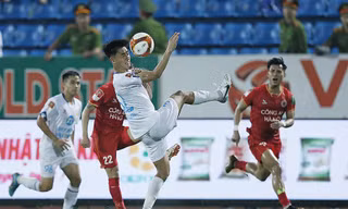 CAHN có bàn thắng sau tình huống để bóng chạm tay trong vòng cấm của hậu vệ Nam Định, qua đó giành trọn 3 điểm. 
