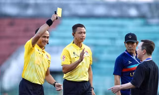 V-League cần xử nghiêm các hành vi biết luật nhưng vẫn vi phạm, phản ứng trọng tài (ảnh B.C)