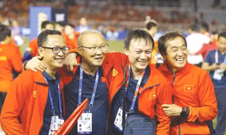 Ông Đoàn Anh Tuấn (thứ 2 từ phải sang), ăn mừng chiến thắng cùng HLV Park Hang-seo và các trợ lý (ảnh VFF)