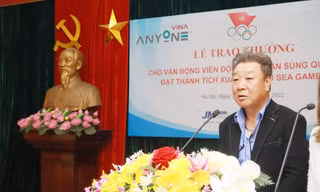 Chuyên gia Park Chung-gun động viên các VĐV bắn súng Việt Nam tiếp tục tinh thần chiến đấu để giành thành tích tốt hơn. (ảnh N.Huy)
