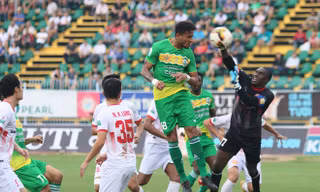 Cần Thơ (áo xanh) rớt hạng V-League sau trân hoà 1-1 với Nam Định.