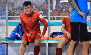Anh Hùng (Hải Phòng) rớm nước mắt sau pha bóng của Sầm Ngọc Đức.