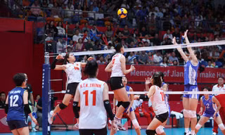 Bóng chuyền nữ Việt Nam chạm tay vào bán kết Asiad 19 với chiến thắng 3-1 trước Triều Tiên (ảnh Nhật Nhật) 