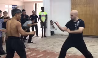 Võ sư Đoàn Bảo Châu và Flores.