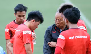 Trung vệ Đình Trọng không có tên trong trận đấu của đội tuyển Việt Nam với Trung Quốc do chấn thương.