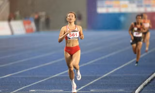 Nguyễn Thị Oanh không có đối thủ ở đường chạy 5.000m nữ, SEA Games 32 (ảnh Bùi Lượng)