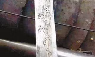 Hình khắc trên thân kiếm
