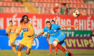 Khánh Hoà (phải) bị Hải Phòng cầm hoà 0-0 ở trận đấu thuộc vòng 20 Nuti Cafe V-League 2018, diễn ra chiều 22/7 trên sân Nha Trang.