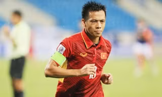 Tiền vệ Văn Quyết chia tay đội tuyển Việt Nam sau trận hoà Ấn Độ 1-1 trên sân Thiên Trường. 
