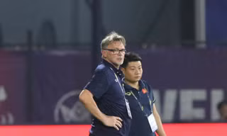 HLV Philippe Troussier liệu có thể cải thiện lối chơi của U22 Việt Nam trước U22 Singapore? (ảnh Hữu Phạm)