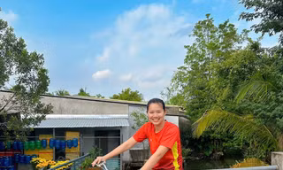 Ánh Viên tươi tắn đạp xe đạp "mẹ sắm" khi nghỉ Tết ở quê nhà. (ảnh FBNV)