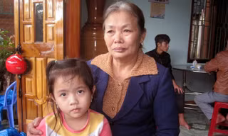 Con của cô giáo tử vong trong lũ dữ: 'Sao mẹ vẫn chưa về?'