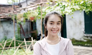 Diễn viên Trần Vân để mặt mộc quay 'Làng trong phố'