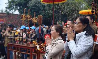 Dòng người vội vã đổ về khai ấn đền Trần