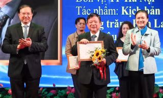 Công bố 35 tác phẩm 'Sống mãi với thời gian'