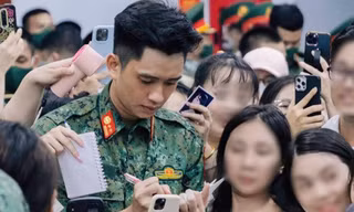 Thấy gì từ tình trạng hàng nghìn người đổ xô ra ga tàu, vây quanh nam thần quân đội?