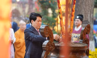 Chủ tịch nước Lương Cường dâng hương tại Hoàng thành Thăng Long