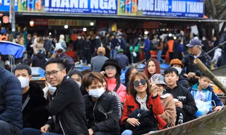 Bốn vạn người nô nức khai hội chùa Hương 2023