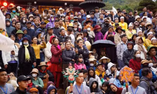 Biển người đội mưa khai hội chùa Hương