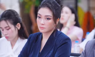 Nguyễn Thị Huyền chấm màn tranh biện của thí sinh Hoa hậu Việt Nam