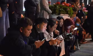 Lướt điện thoại, trắng đêm chờ lấy ấn đền Trần
