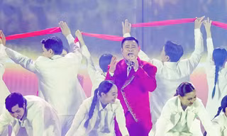NSND Tự Long, Hòa Minzy khiến khán giả xúc động