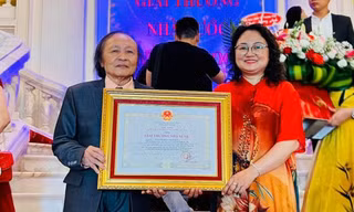 Tác giả vui mừng khi nhận tiền Giải thưởng Hồ Chí Minh, Giải thưởng Nhà nước 