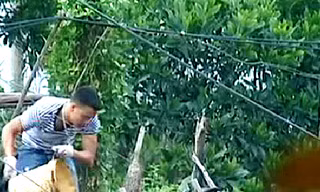 Các đối tượng đang "rút ruột" xe bồn chở xăng dầu
