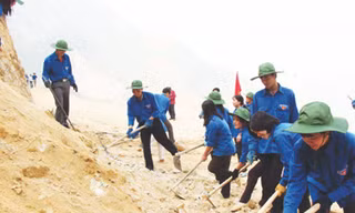 Thanh niên tham gia xây dựng công trình miền núi Ảnh: Hồng Vĩnh