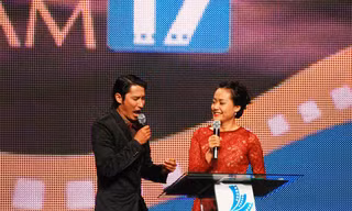 Huy Khánh pha trò trong lễ bế mạc. Ảnh: Hoàng Tuấn