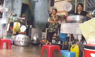 Nơi chế biến thức ăn cung cấp sẵn cực bẩn tại cơ sở Minh Tâm, P.14, Q.3 Ảnh: Q.C