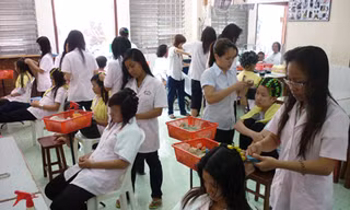 Bạn trẻ theo học lớp uốn tóc tại trường