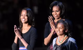 Ông Obama tái đắc cử, con gái càng bị hạn chế Facebook