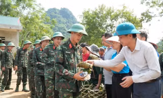 Chia tay lực lượng quân đội tìm kiếm nạn nhân Làng Nủ